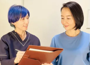 院長 香田衣里がカウンセリングをしている様子